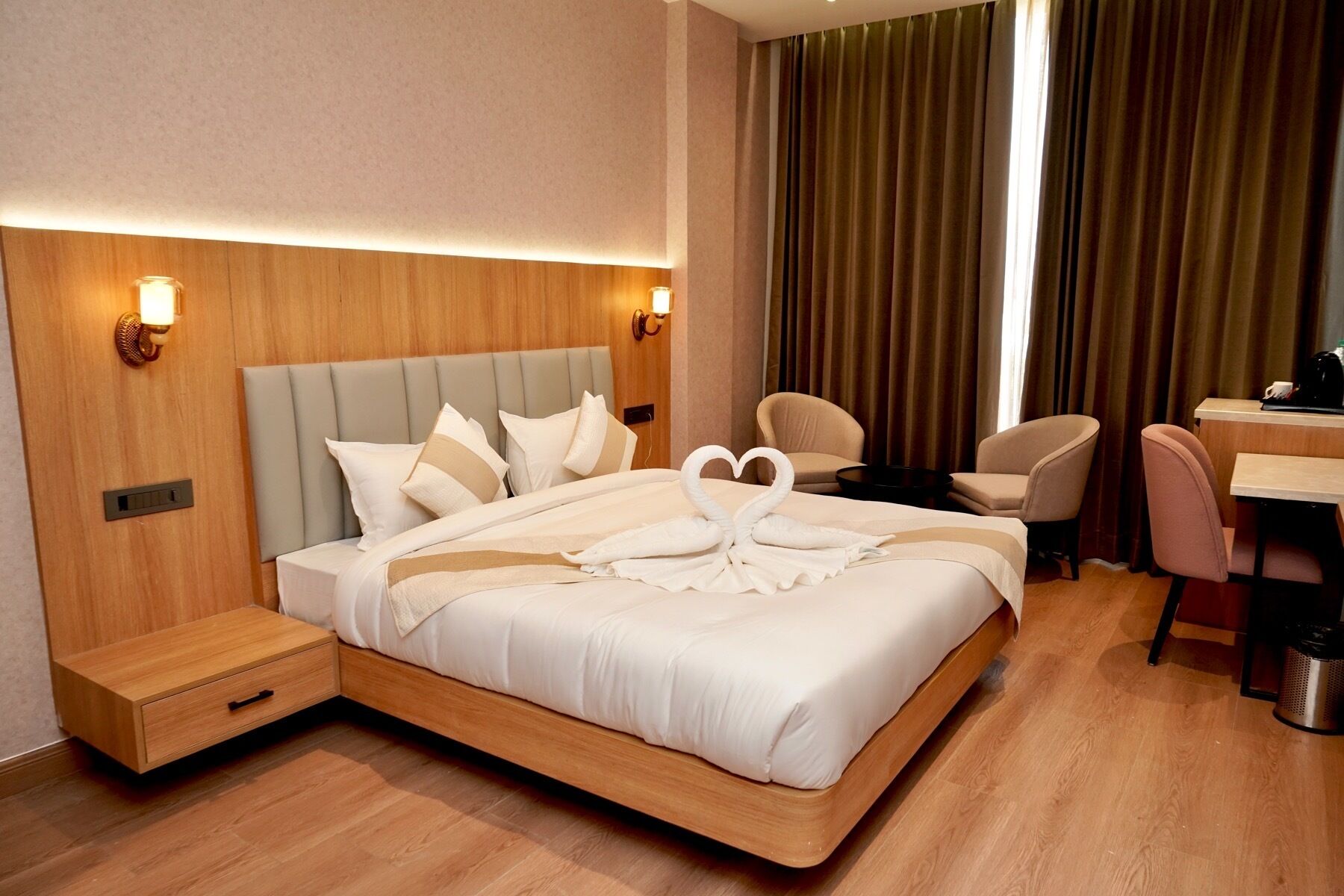 Suite | Desk, laptop workspace, free WiFi