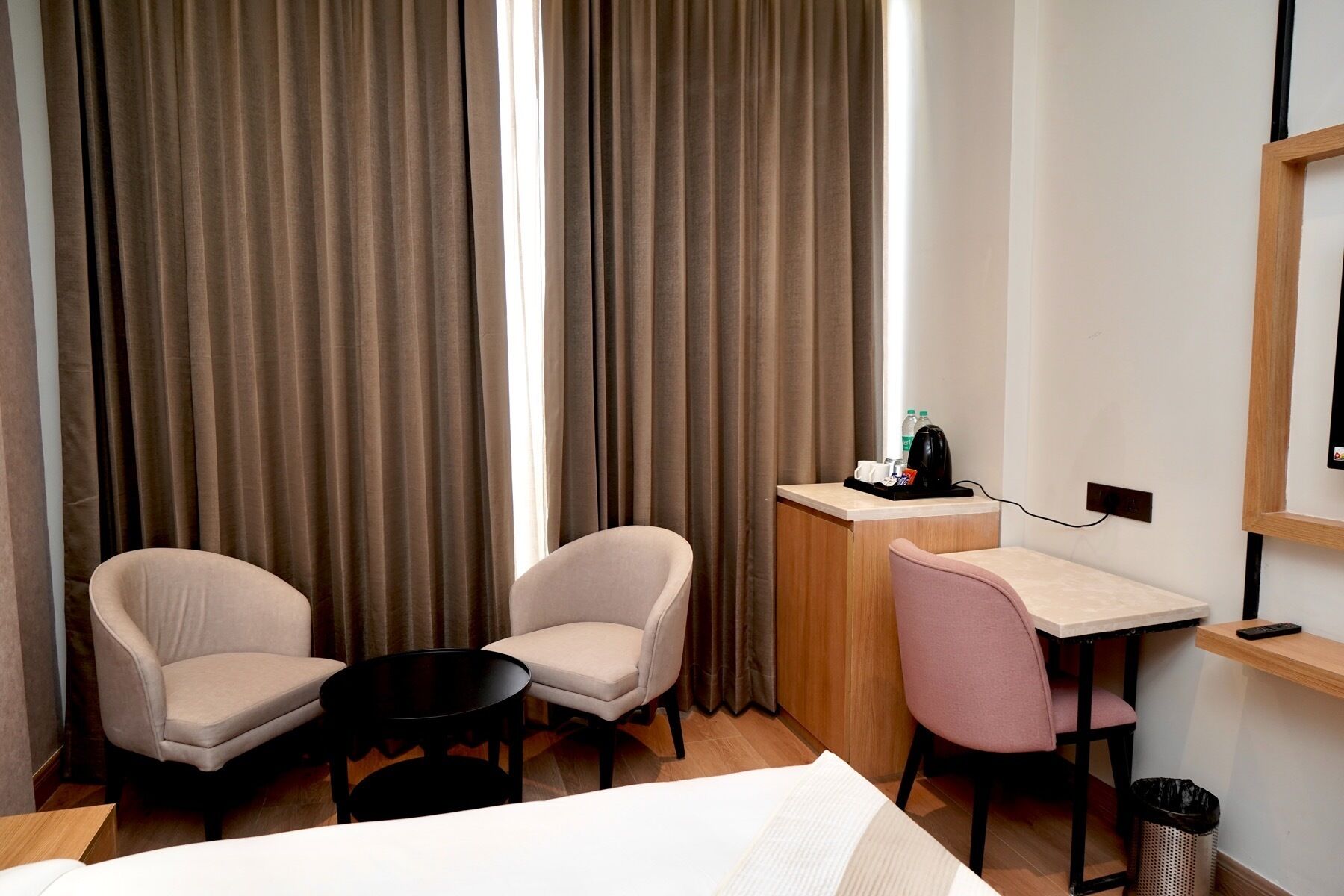 Quarto casal luxo, vista para a cidade | Escrivaninha, espaço de trabalho para notebook, Wi-Fi de cortesia