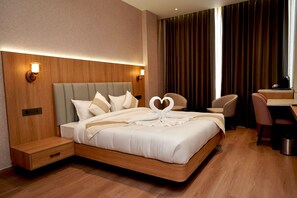 Phòng Suite | Bàn, khu vực làm việc phù hợp cho laptop