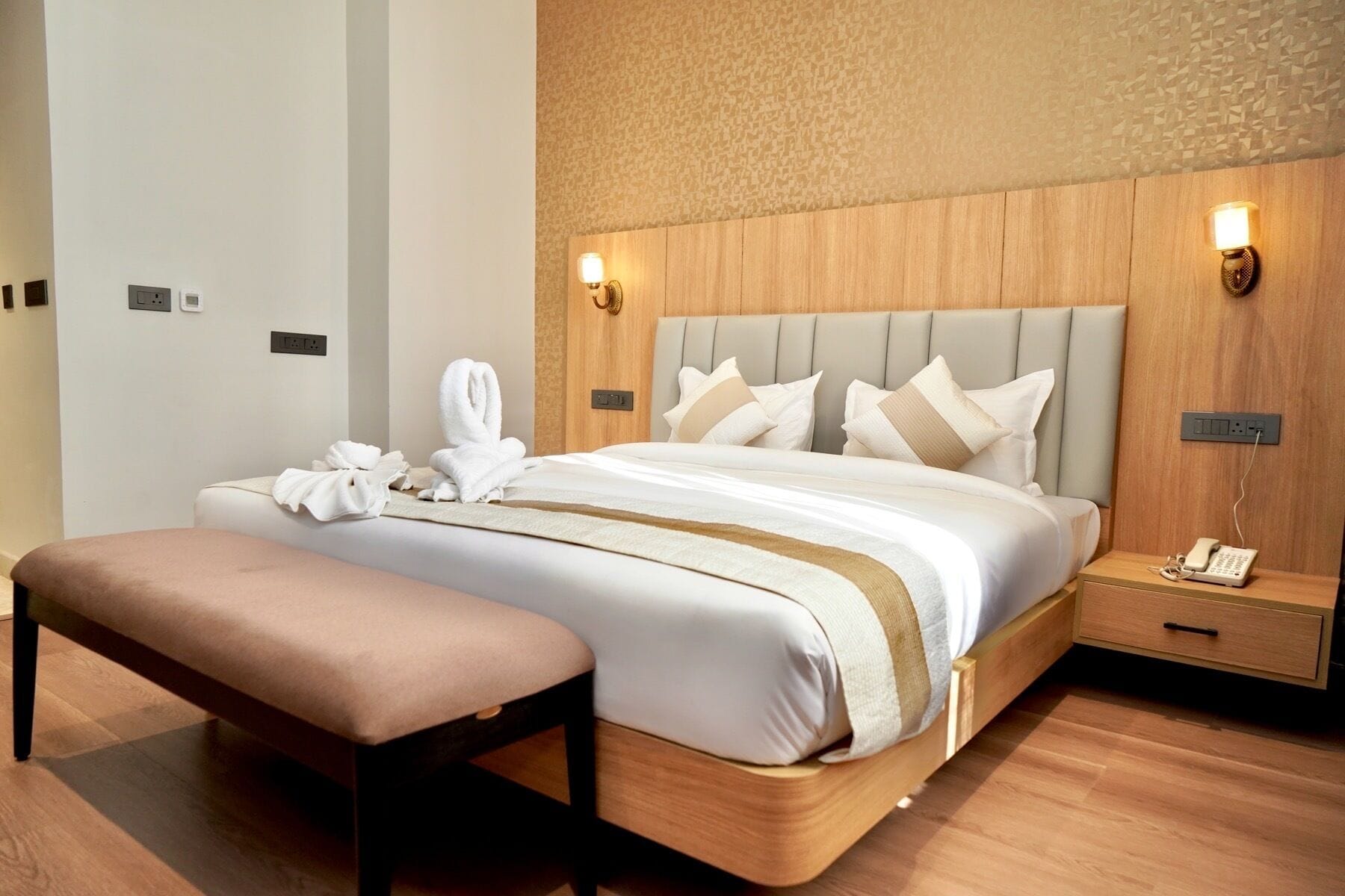 Escritorio, espacio para trabajar con laptop y wifi gratis 