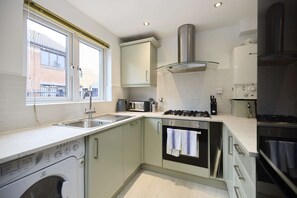 Fridge, oven, stovetop, dishwasher