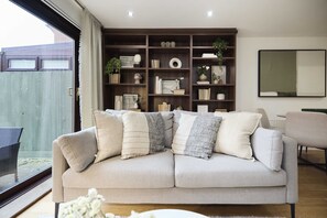 TV - Poplar Garden Townhouse (London)