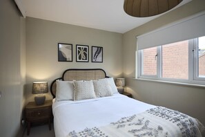 2 bedrooms, iron/ironing board, WiFi, bed sheets - Poplar Garden Townhouse (London)