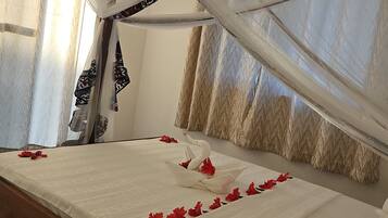 Basic Double Room | In-room safe, iron/ironing board, free WiFi