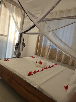 Kahden hengen perushuone | Tallelokero huoneessa, työpöytä, silitysrauta/-lauta, ilmainen Wi-Fi