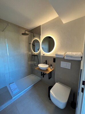 Douche, sèche-cheveux, serviettes fournies, savon