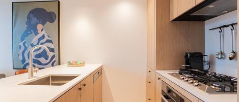 Køleskab, mikrobølgeovn, opvaskemaskine, kaffe-/temaskine