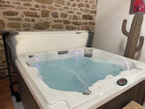 Indoor spa tub - Chambre Raphaël, a jewel in the Bay of Douarnenez, 10 minutes from the beaches (Pouldergat)