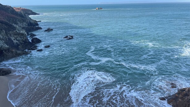 A coastal beach with waves crashing onto the shore, rocky cliffs, and a clear view of the ocean. - Chambre Raphaël, a jewel in the Bay of Douarnenez, 10 minutes from the beaches (Pouldergat)