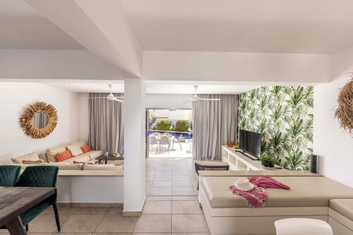 Pantaros Luxury Villas with pool