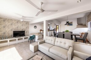 Superior Townhome | Living area