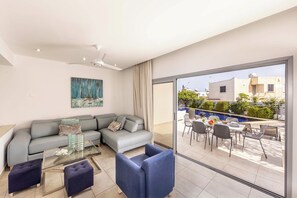 Superior Townhome | Living area