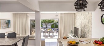 Pantaros Luxury Villas with pool