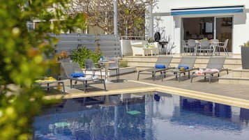 Una piscina al aire libre de temporada