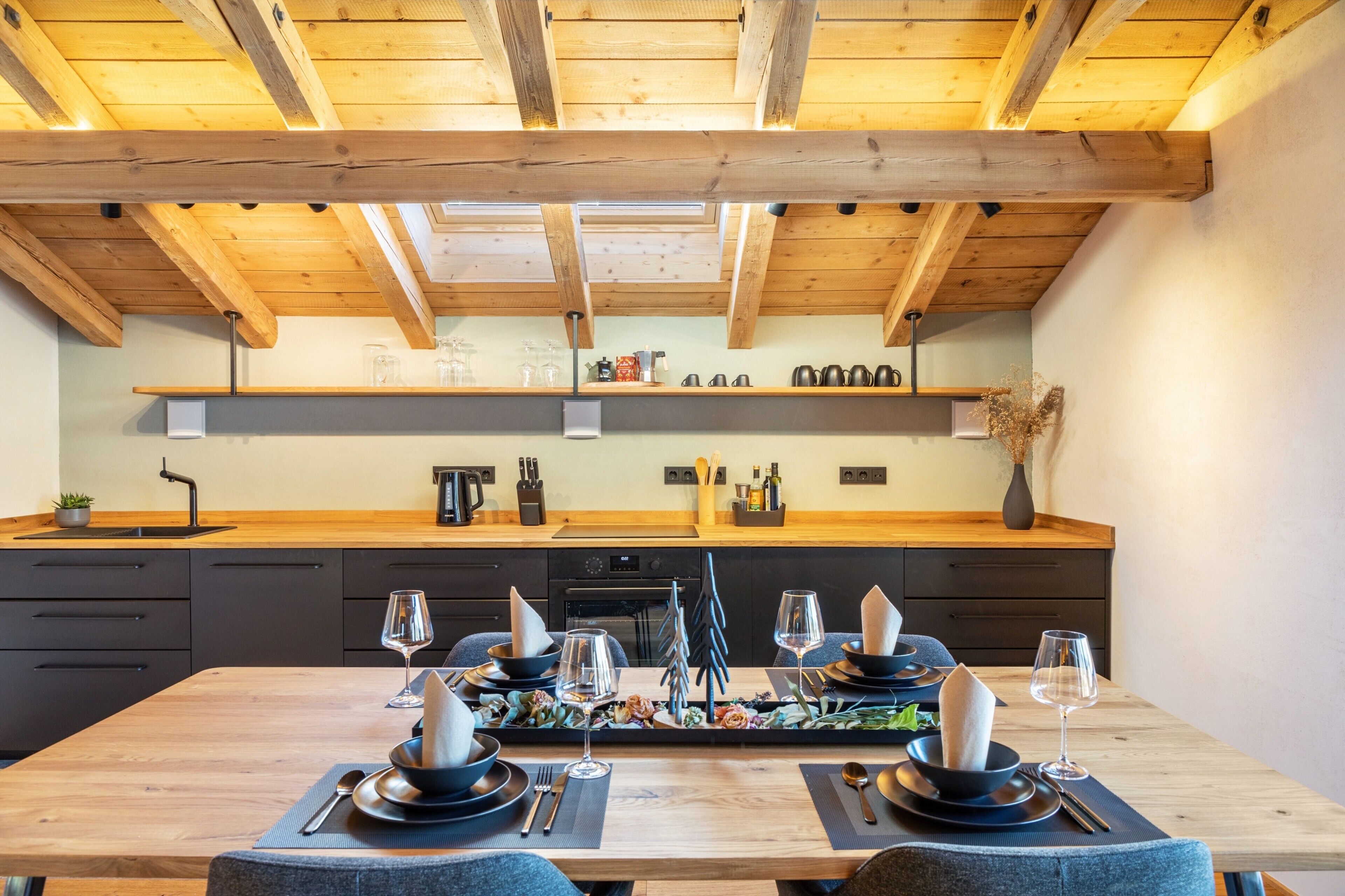 Frigorífico, placa de cocina, lavavajillas y hervidor eléctrico