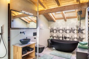 Shower, towels - AlpView Loft – Mountain Views & Pedestrian Zone Just Steps Away (Garmisch-Partenkirchen)