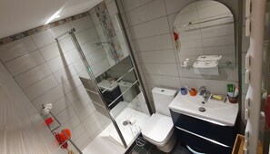 Hair dryer, towels, soap, toilet paper - At home in Honfleur (Honfleur)