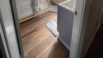 淋浴设施、吹风机、毛巾、肥皂