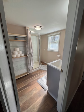 Suihku, hiustenkuivaaja, pyyhkeet, saippua