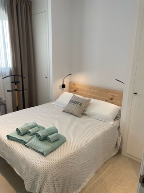 2 عدّة غرف نوم ومكواة/لوح كي وواي فاي وملاءات أسرّة