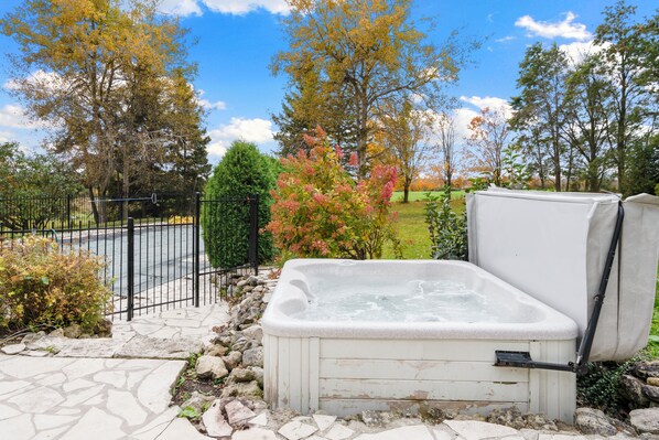 Outdoor spa tub