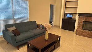 Living area - Fantastic 3-bedroom house with AC in charming Mansfield (Mansfield)