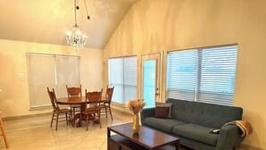 Living area - Fantastic 3-bedroom house with AC in charming Mansfield (Mansfield)