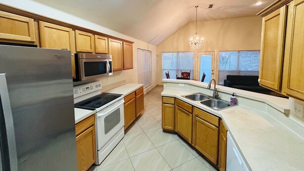Private kitchen - Fantastic 3-bedroom house with AC in charming Mansfield (Mansfield)
