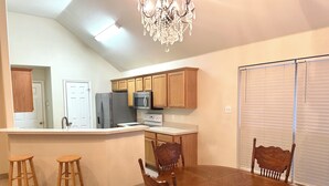 Dining - Fantastic 3-bedroom house with AC in charming Mansfield (Mansfield)