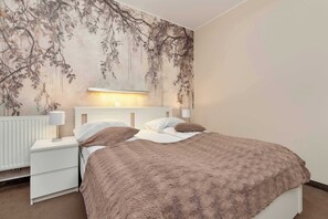 Desk, iron/ironing board, travel cot, WiFi - Myśliwska 22A Gdańsk | Family Apartment | Garden | 2 Parking Spaces | Workspace (Gdańsk)