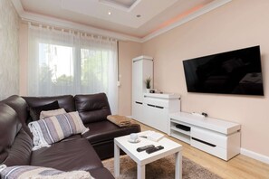 TV, offices - Myśliwska 22A Gdańsk | Family Apartment | Garden | 2 Parking Spaces | Workspace (Gdańsk)