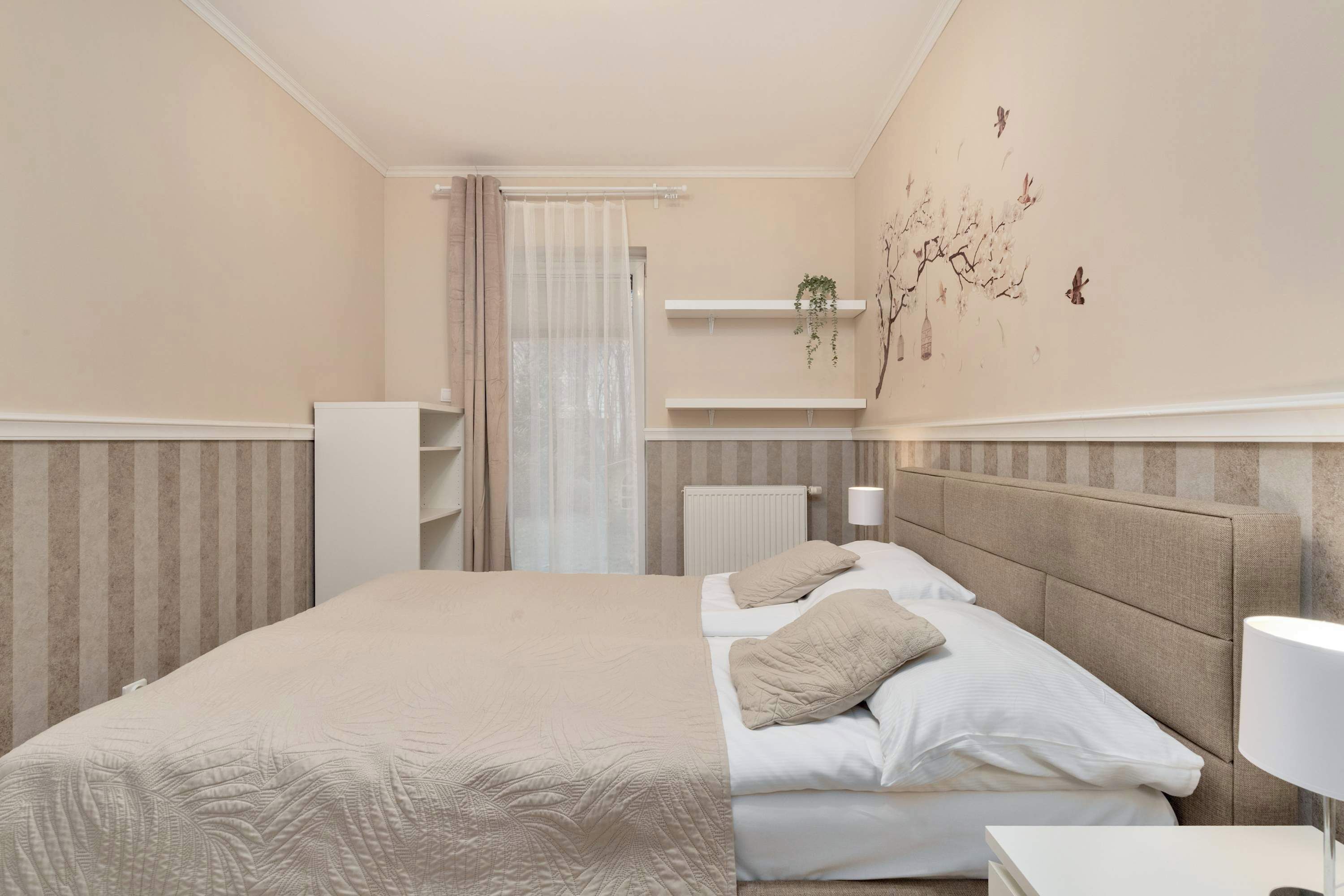 Een bureau, een strijkplank/strijkijzer, reisbedje, wifi