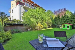 Outdoor dining - Myśliwska 22A Gdańsk | Family Apartment | Garden | 2 Parking Spaces | Workspace (Gdańsk)