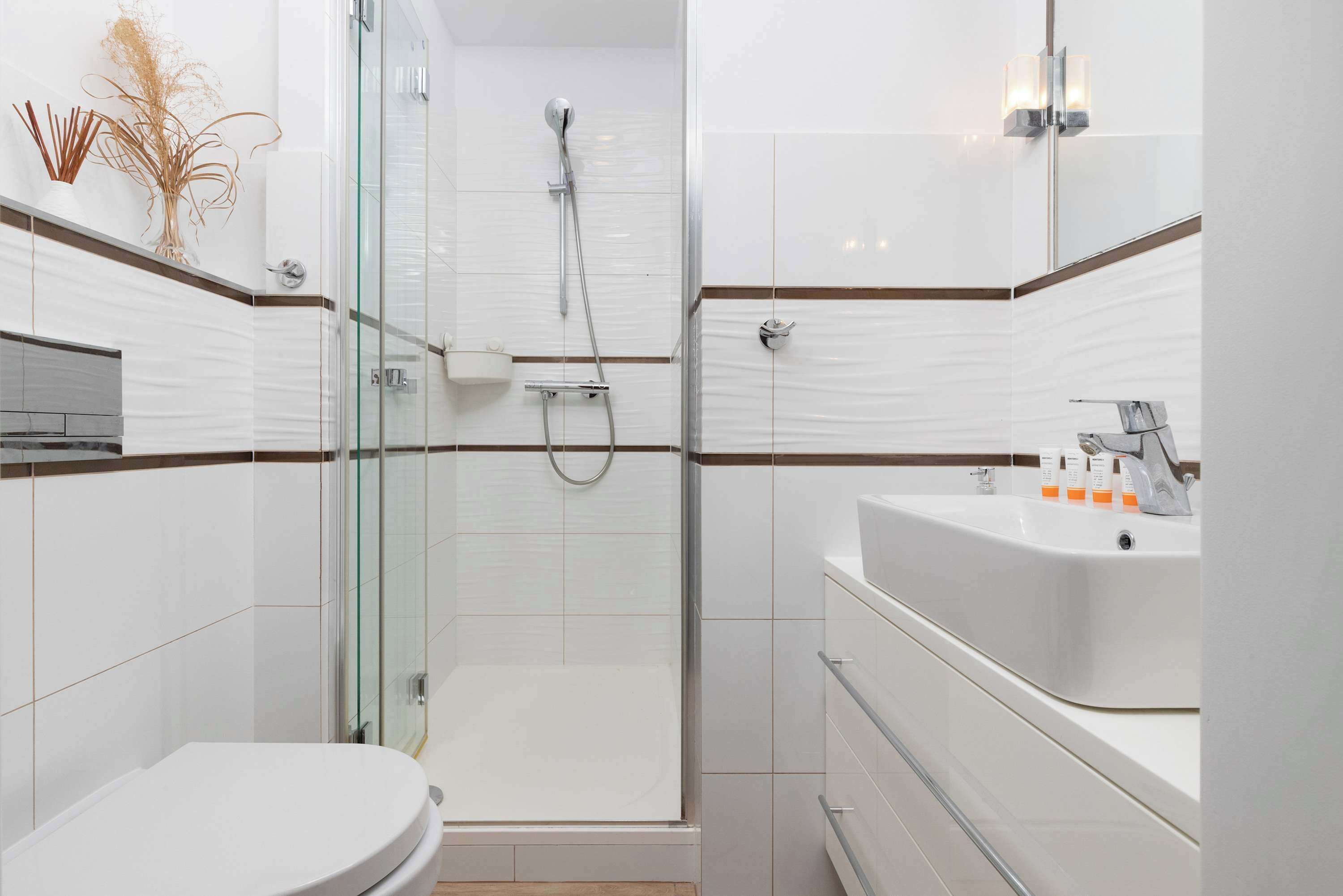 Douche, sèche-cheveux, serviettes fournies, shampoing