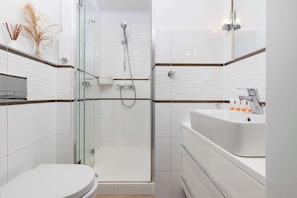 Shower, hair dryer, towels, shampoo - Family Apartment | Garden, Two Parking Lots, Work Space (Gdańsk)