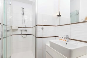 Dusche, Haartrockner, Handtücher, Shampoo