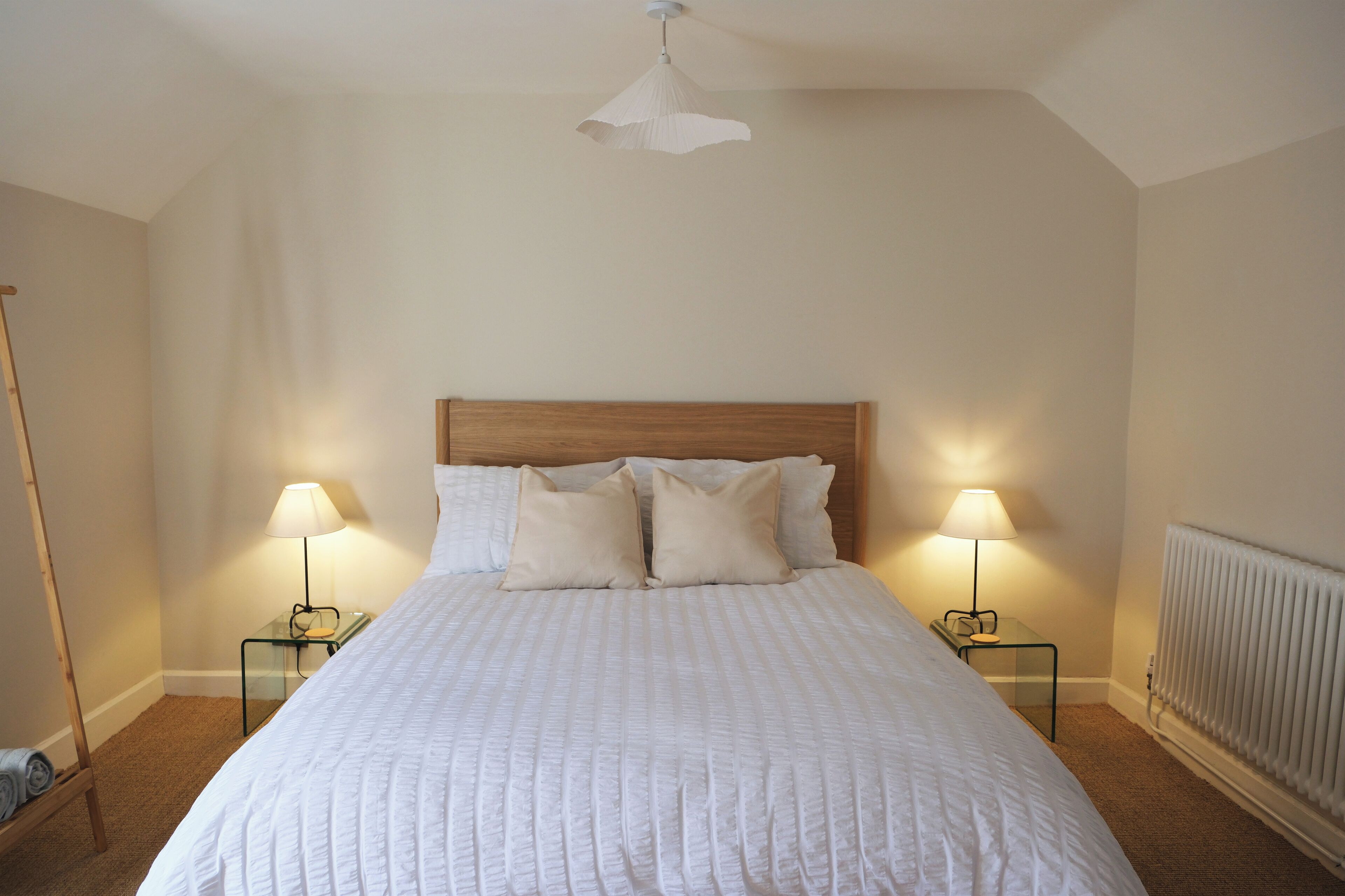 Tabla de planchar con plancha, wifi y ropa de cama 