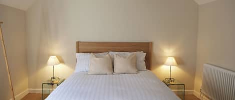 Tabla de planchar con plancha, wifi y ropa de cama