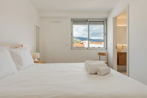 Iron/ironing board, bed sheets - Isabel Place (Câmara de Lobos)