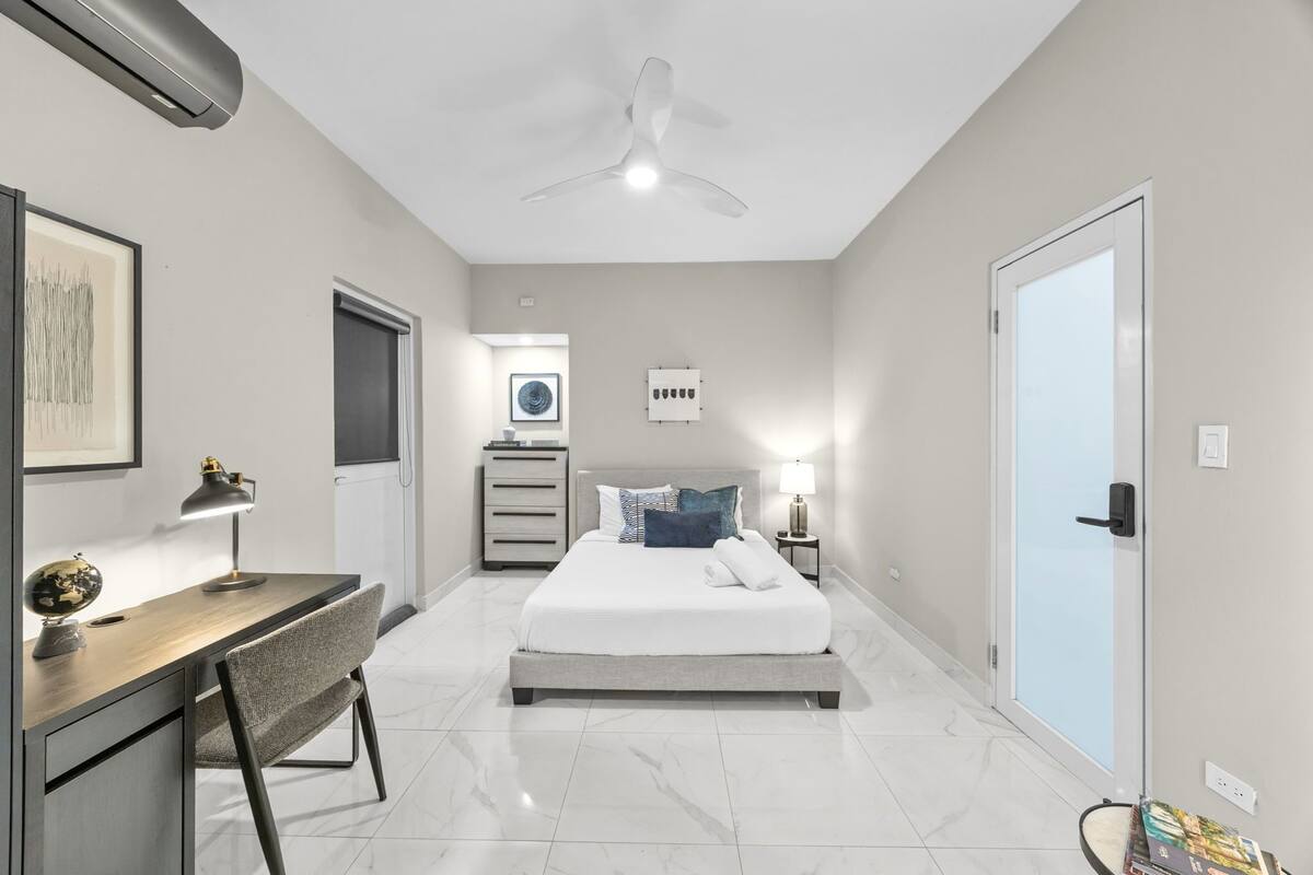 Classic Queen | In-room safe, iron/ironing board, WiFi (free)