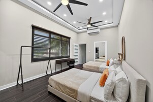 标准双人房 | 客房内保险箱、熨斗/熨衣板、免费 WiFi