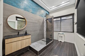 Standard Double Room | Bathroom | Shower, hair dryer, slippers, towels - Casa Lotus (San Juan)