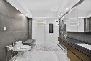 Shower, hair dryer, slippers, towels - Casa Lotus (San Juan)