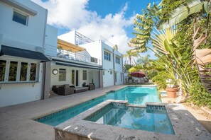 Outdoor pool - Casa Lotus (San Juan)