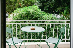 Outdoor dining - Spacious 2-bedroom apartment with AC in Nea Smirni (Nea Smirni)