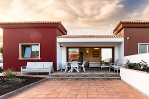 Outdoor dining - Villa La Perla - Cliffside Retreat (Costa de Antigua)