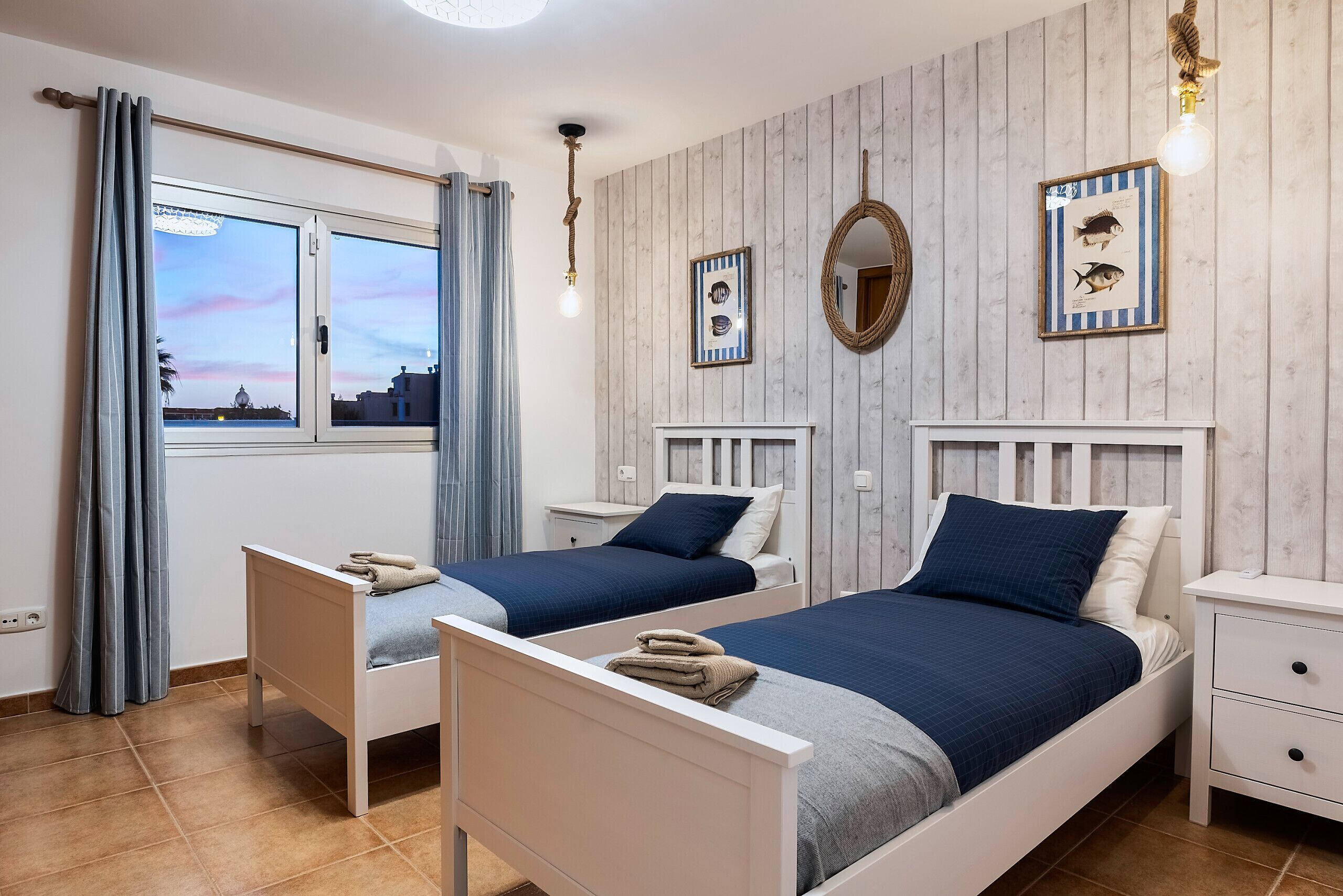 Tabla de planchar con plancha, wifi gratis y ropa de cama 