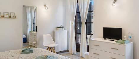 1 bedroom, desk, WiFi, bed sheets