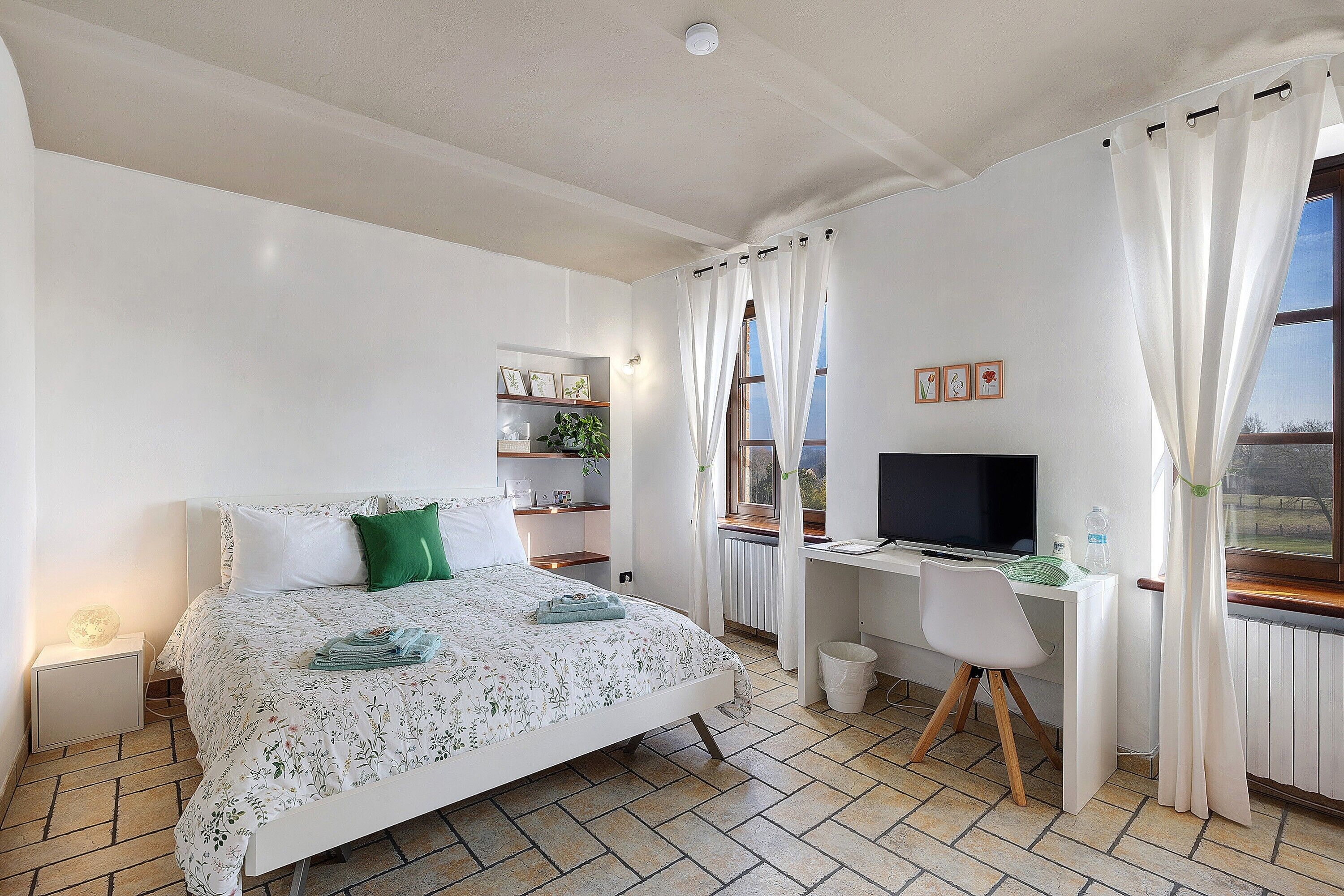 1 slaapkamer, een bureau, wifi, beddengoed