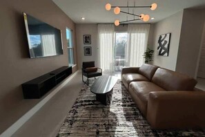 3 عدّة غرف نوم وخدمة الإنترنت